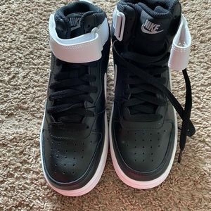 Boy’s Nike Court Borough Mid Size 4Y